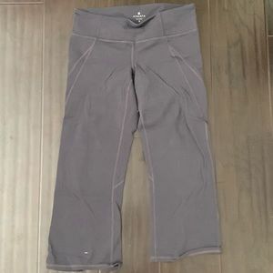 ATHELTA grey cropped leggings
